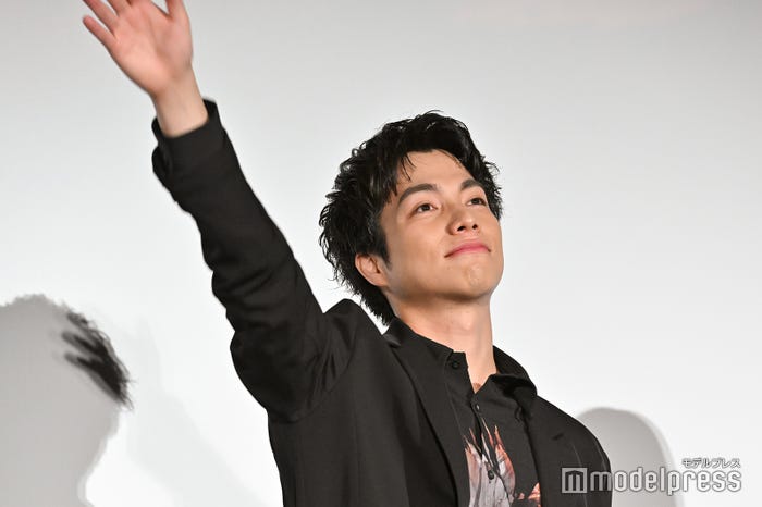 奥の方の観客にも手を振る重岡大毅(C)モデルプレス