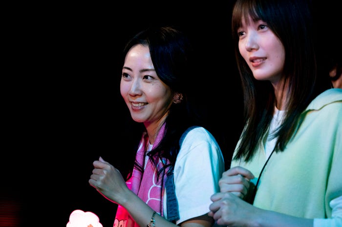 木南晴夏、本田翼 「君の花になる」第3話より(C)TBS