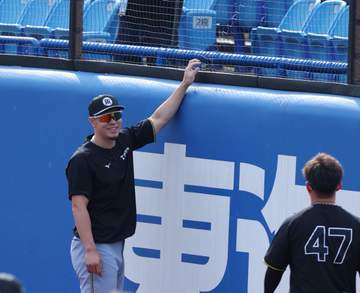 阪神・佐藤輝が神宮球場の外野フェンス確認 12日の高寺先頭打者弾→SNSで話題「入ってないのでは？」 桐敷と手を伸ばして網を触る場面も