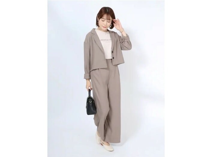 ベージュ系のジャケット＆パンツのセットアップが万能です　出典：WEAR