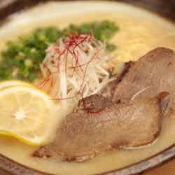 無農薬レモンを搾ると、味が変わって二度楽しめる「猪骨ラーメン」/画像提供:Gumption合同会社