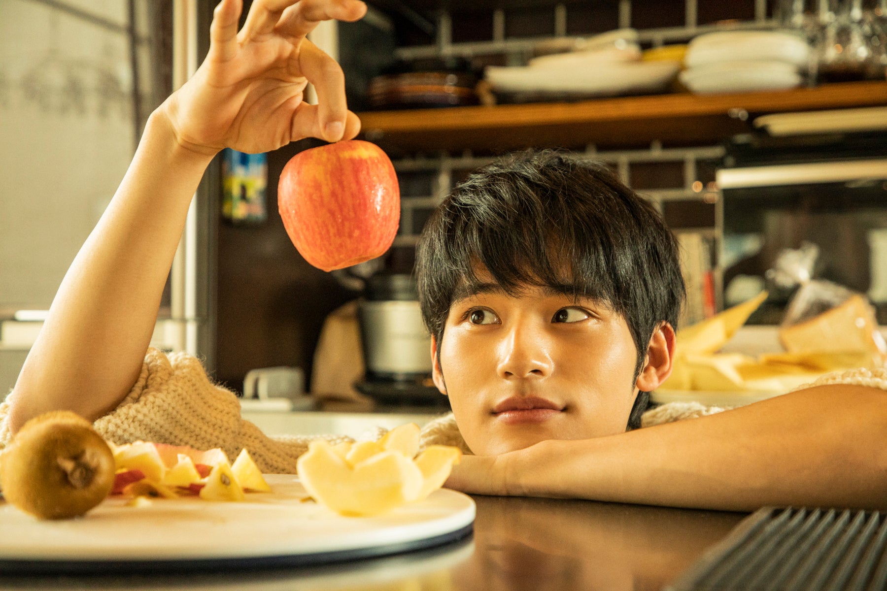 「岡田健史カレンダー2020.04‐2021.03」（東京ニュース通信社刊）より／提供画像