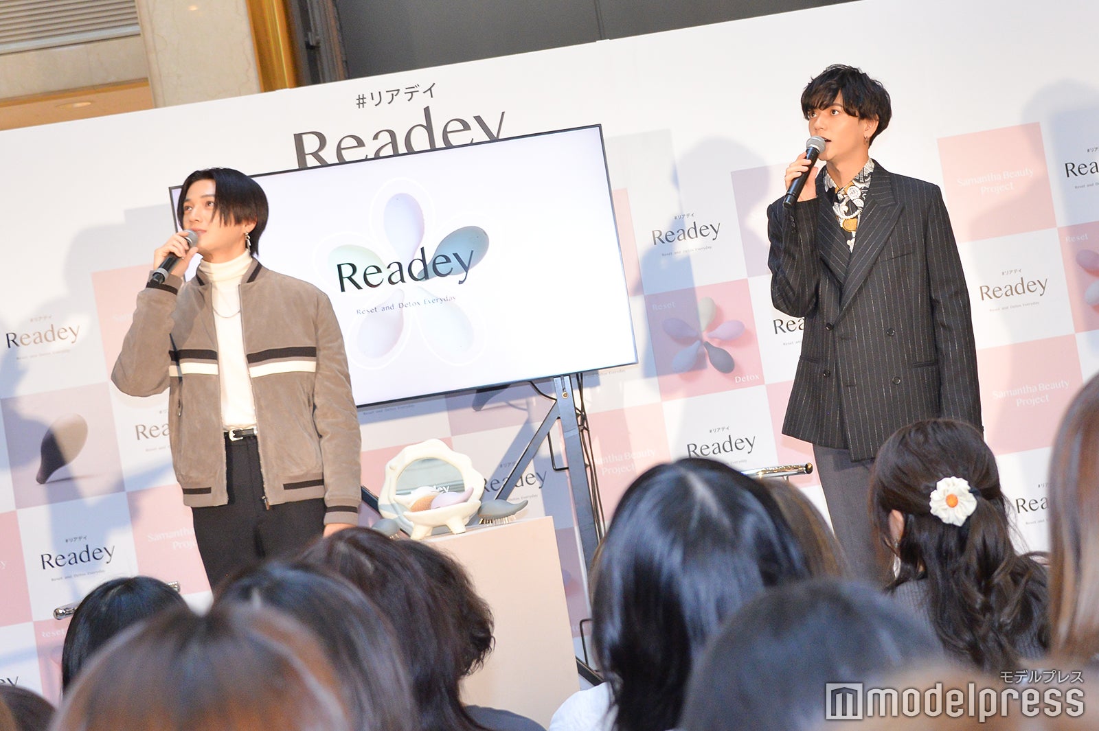 上の階にいるファンを見上げる八木勇征、中島颯太（C）モデルプレス