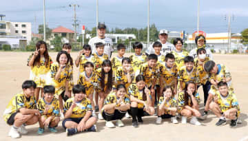 阪神・秋山拓巳BA OB亀山努氏と沖縄県内の小学校で野球教室 野球振興へ「僕も力になれたら」 