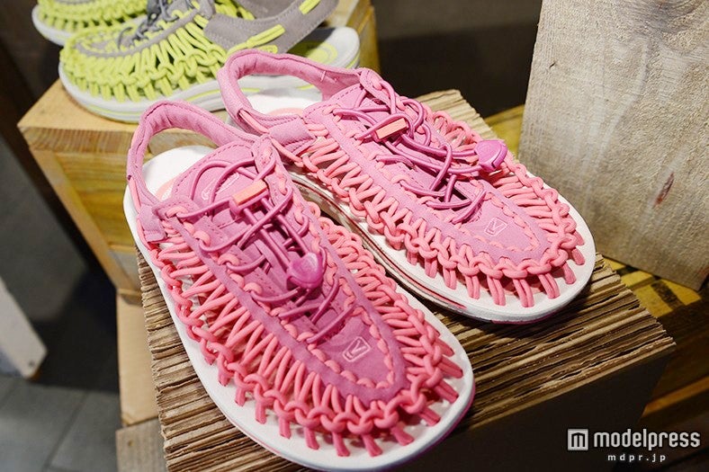 2本の紐とソールで作られたオープンエア・スニーカー「UNEEK」