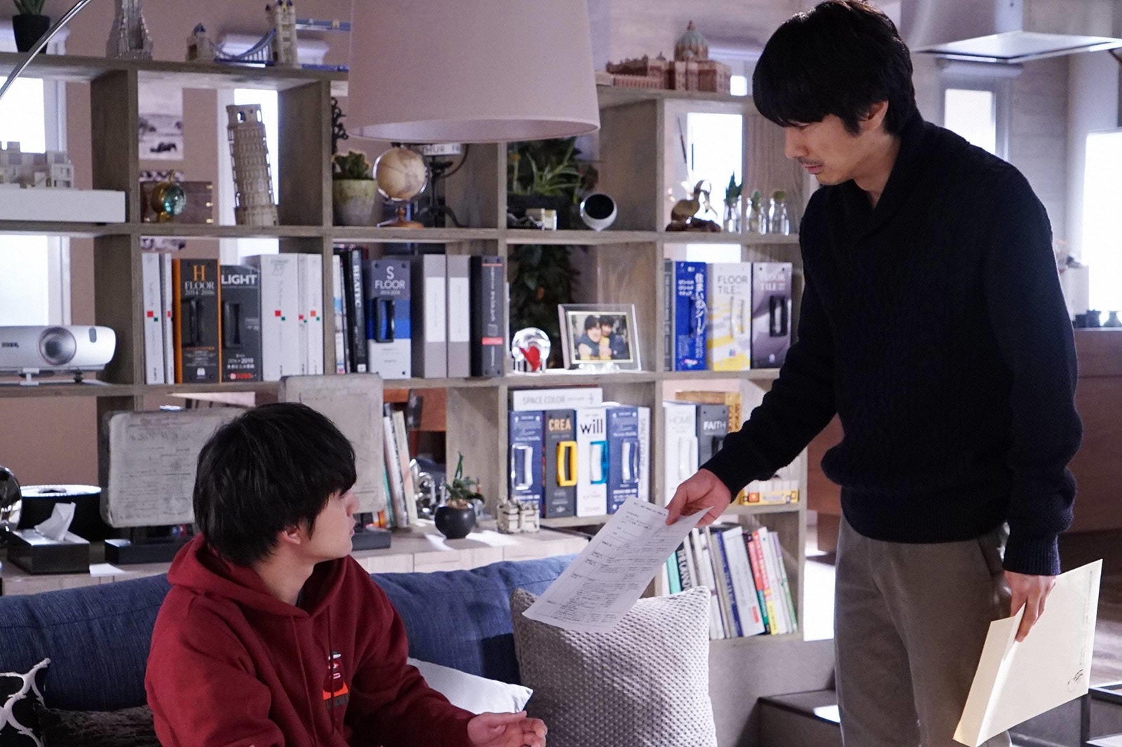 北村匠海、眞島秀和／「隣の家族は青く見える」最終話より（C）フジテレビ