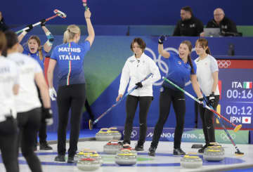 カーリング日本女子が涙の予選敗退 吉村も目に涙ため「悔しい気持ちでいっぱい。思い描いた結果にはならなかった」伊に敗れ6敗目で単独最下位に転落 3大会連続メダルの夢散る