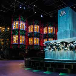 「ハリー・ポッター」スタジオツアー東京、「魔法省」のセット公開 暖炉でゲストも“煙突飛行粉”体験