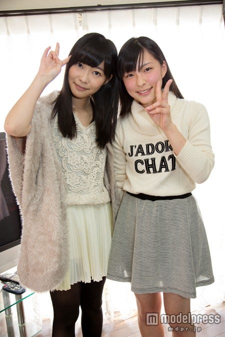 左から:指原莉乃、山本茉央(C)AKS