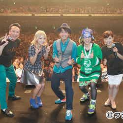 初日の応援には、番組MCの三宅正治アナと生野陽子アナも駆けつけ、一緒にライブを盛り上げた。三宅正治アナ、西野カナ、ナオト・インティライミ、AI、生野陽子アナ(左から)/「めざまし LIVE ISLAND TOUR 2013 supported by コカ・コーラ」