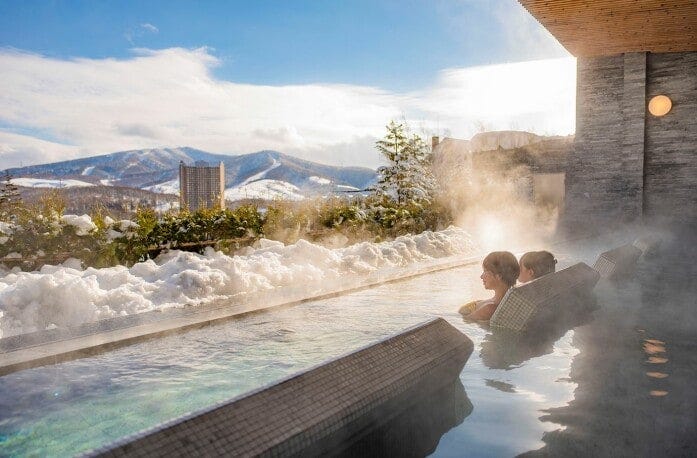 「ルスツ温泉・・ことぶきの湯」の露天風呂　写真提供：ルスツリゾート