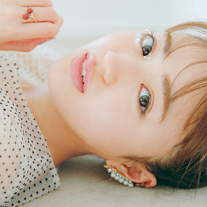 香音『香音オフィシャルカレンダー2021.4―2022.3』より(C)SDP