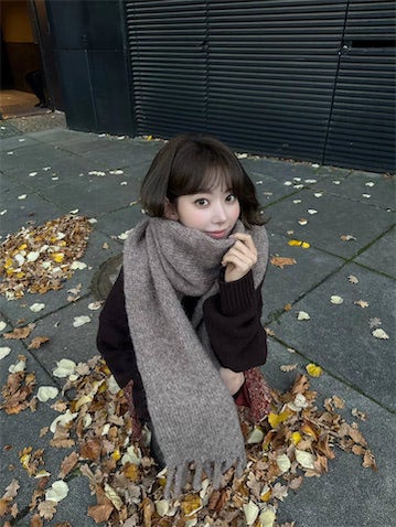 LE SSERAFIM 宮脇咲良、手編みマフラー×ニットの秋コーデを披露「え、可愛すぎる」「売り物みたい」