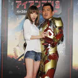 夫婦揃って映画「アイアンマン3」のイベントに登場した、木下優樹菜(左)とFUJIWARAの藤本敏史(右)