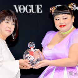 気合のあまり胸元のレースが裂けてしまった渡辺直美と渡辺三津子編集長「VOGUE JAPAN」（C）モデルプレス