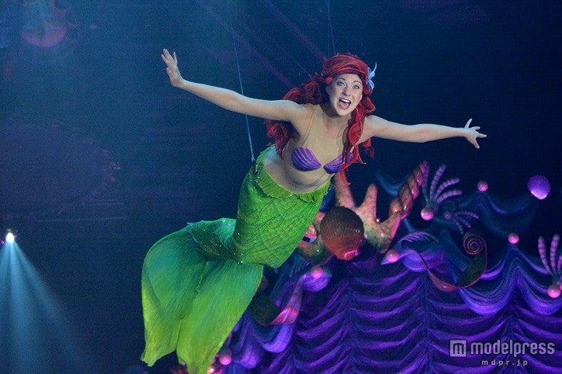 「パート・オブ・ユア・ワールド」を歌い上げる