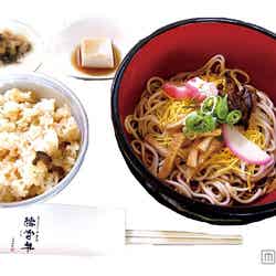 憩和井うどんセット(かやく御飯・小鉢付・漬物付)950円/画像提供:三室戸寺