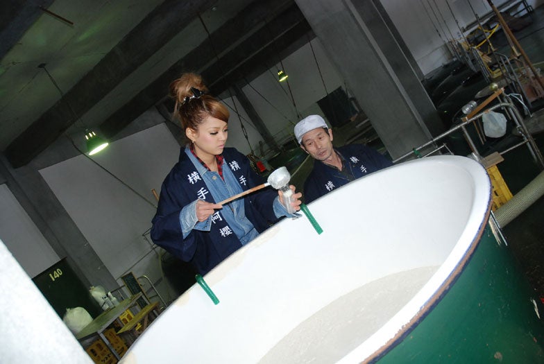 日本酒造りに奮闘する今泉宏美