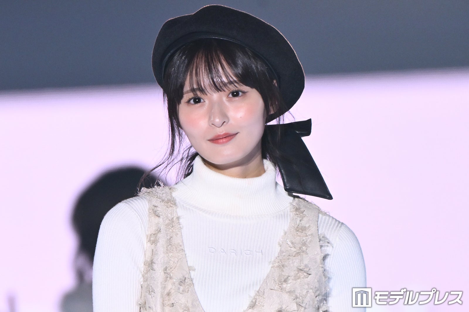 乃木坂46遠藤さくら、黒ベレー帽×大きなリボンがアクセント「お人形さんみたい」「似合いすぎ」【TGC2026A/W】