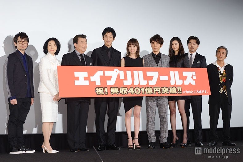 公開初日舞台挨拶の様子／左から：石川淳一監督、富司純子、里見浩太朗、松坂桃李、戸田恵梨香、ユースケ・サンタマリア、菜々緒、小澤征悦、寺島進