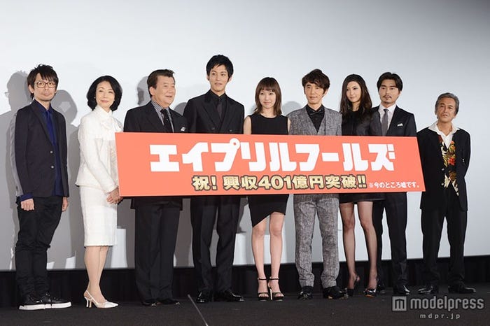 公開初日舞台挨拶の様子/左から:石川淳一監督、富司純子、里見浩太朗、松坂桃李、戸田恵梨香、ユースケ・サンタマリア、菜々緒、小澤征悦、寺島進