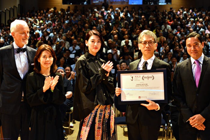 (中央)三吉彩花(C)2019映画「ダンスウィズミー」製作委員会