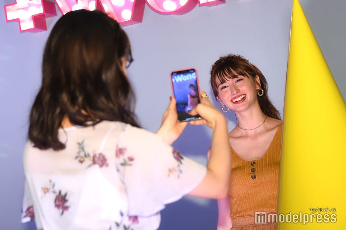 撮影中の菅本裕子、菜波 (C)モデルプレス