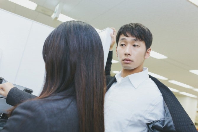 つい 仕事を手伝ってあげたくなる女子の特徴 5つ モデルプレス