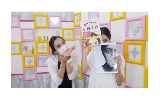 ざわちん（左）、菜々緒／ざわちんオフィシャルブログ（Ameba）より