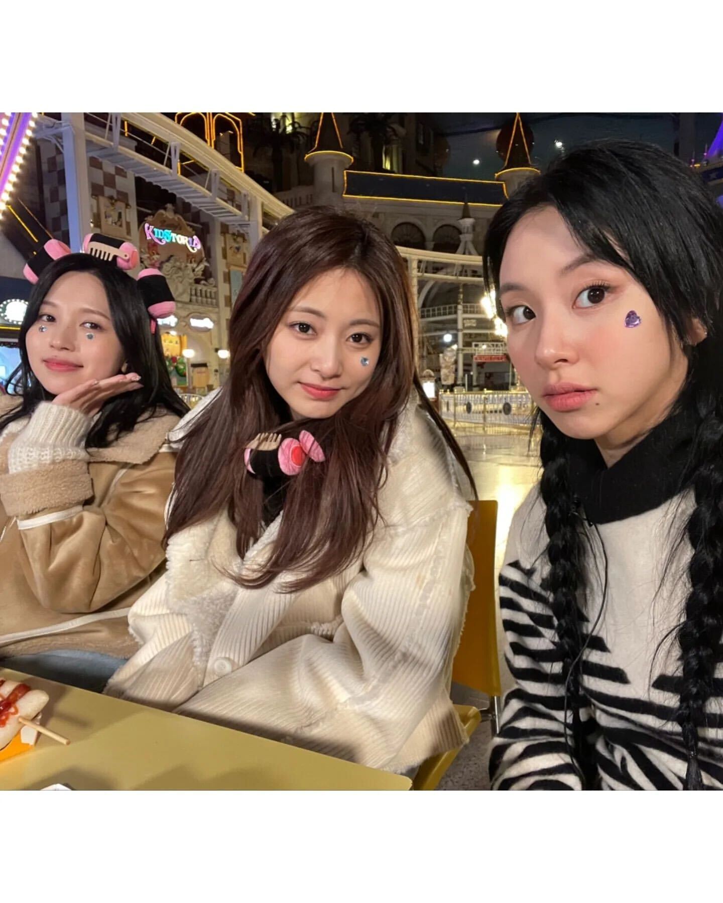 TWICEチェヨン、ミナ＆ツウィらとの遊園地満喫ショット続々公開「遭遇したい」「可愛すぎ」の声