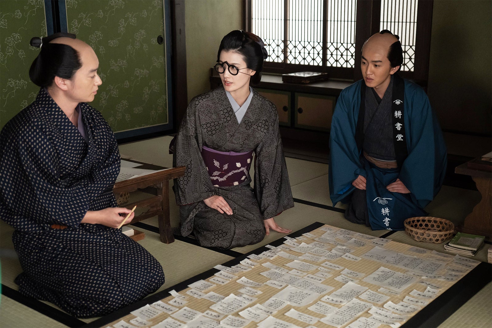 （中央）橋本愛「べらぼう～蔦重栄華乃夢噺～」第26話（C）NHK