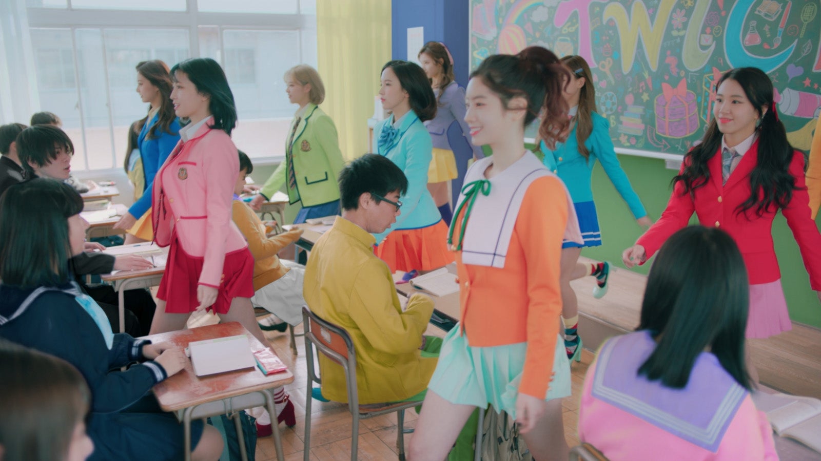 TWICE／CM場面カット（提供写真）