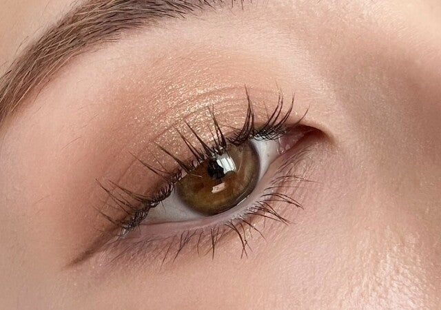 老け見えの元凶はコレ！アイシャドウの選び方と塗り方見直しガイド