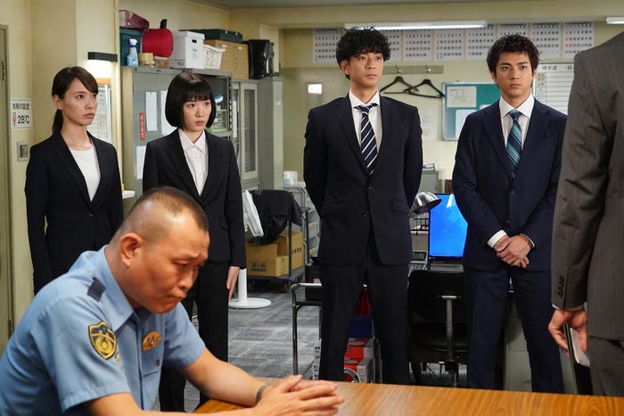 千原せいじ、戸田恵梨香、永野芽郁、三浦翔平、山田裕貴 「ハコヅメ~たたかう!交番女子~」第4話より(C)日本テレビ