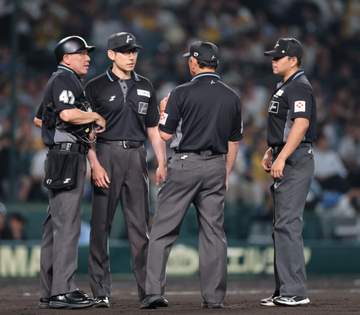 阪神－日本ハム戦で珍事 Wジャッジで球場困惑→球審はファウル、三塁塁審はフェア 協議の末日本ハムの4点目消滅で甲子園大歓声