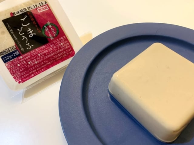 業務スーパー:ゴマ豆腐のパックとお皿に出した写真