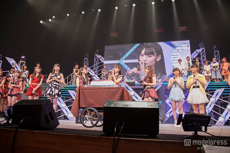 今秋卒業する道重さゆみにバースデーケーキがサプライズ登場