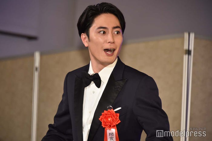 金屛風の前から急いで去り、自ら奈緒を呼びに行く間宮祥太朗(C)モデルプレス