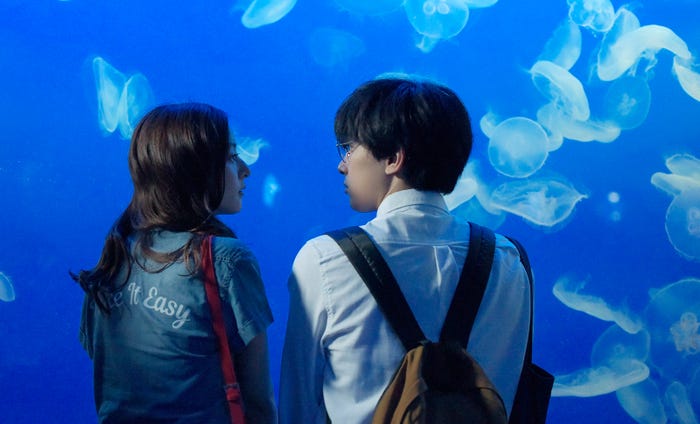 新江ノ島水族館でデートを楽しむ頼(吉沢亮)と雫(新木優子) (C)2018 白石ユキ・小学館/「あのコの、トリコ。」製作委員会