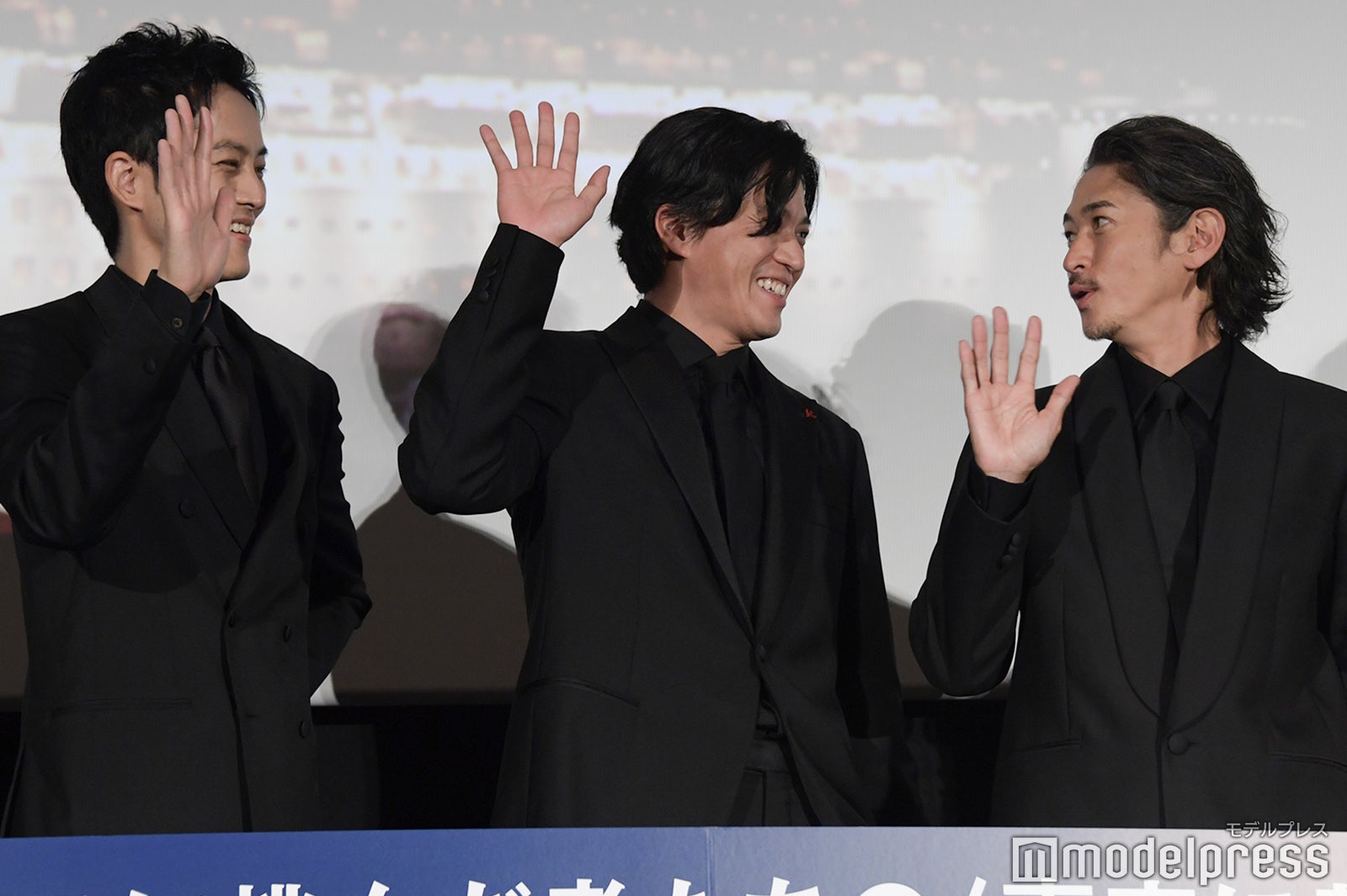 MCから手の振り方をツッコまれた小栗旬（中央）を見て笑う松坂桃李（左）、窪塚洋介（右）（C）モデルプレス