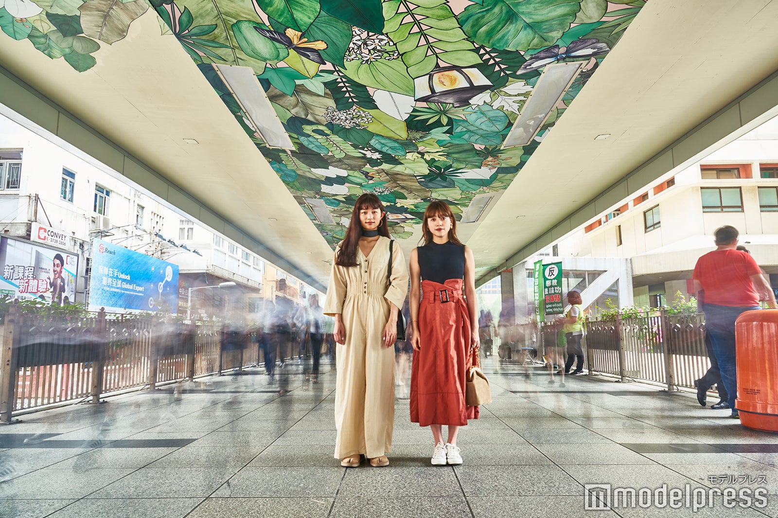 遊歩道の天井や柱にも！かなりの長さに驚きます （C）モデルプレス