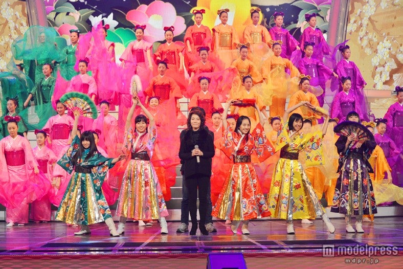 香西かおり（中央）とももいろクローバーＺ