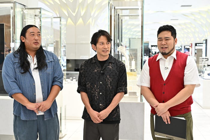 秋山竜次、岡田准一、松井ケムリ(C)TBS