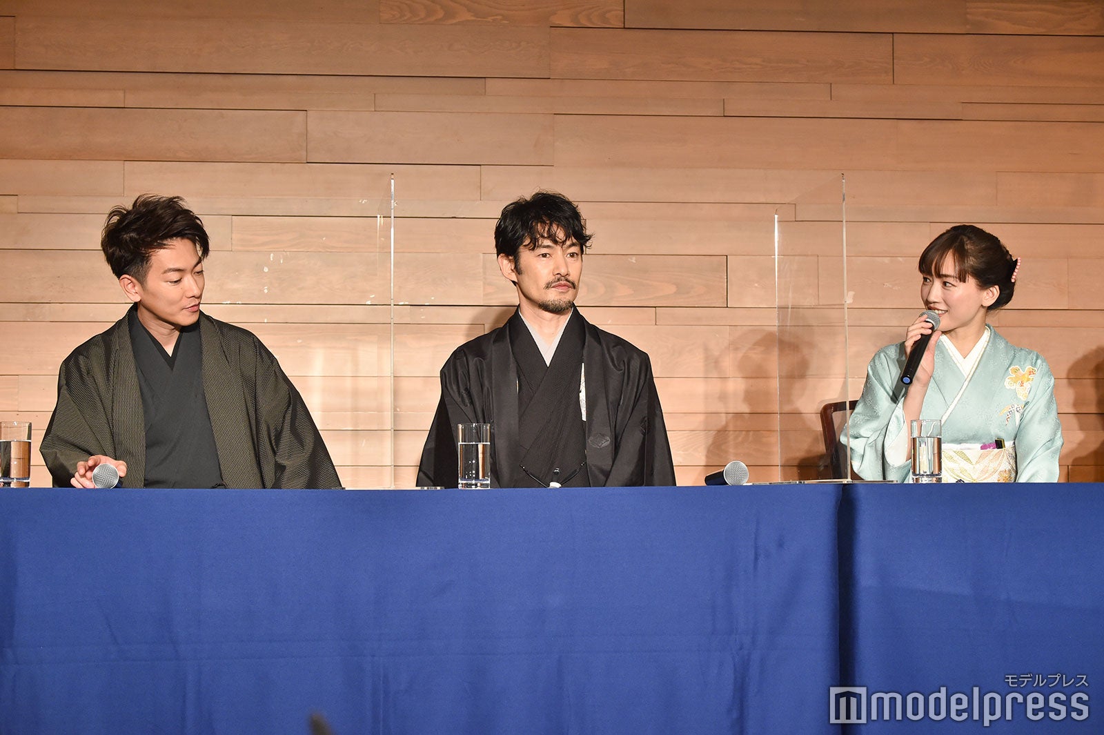 佐藤健、竹野内豊、綾瀬はるか （C）モデルプレス