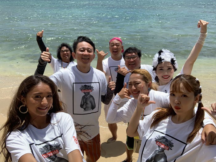 クアロア・ランチのカヤックツアー前に撮影/左から時計回りに)みちょぱ、有吉弘行、中岡創一(ロッチ)、木下隆行(TKO)、カンニング竹山、平野ノラ、丸山桂里奈、藤田ニコル