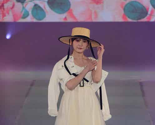 日向坂46加藤史帆、麦わら帽子で可愛さアップ ホワイトコーデの爽やかスタイル<GirlsAward 2023 S/S>