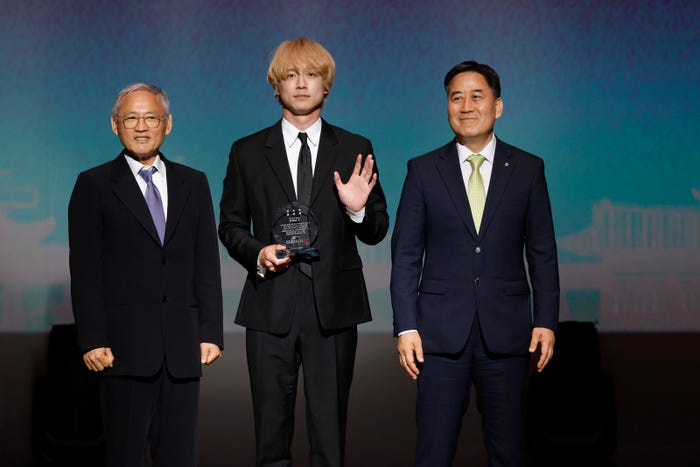 (中央)坂口健太郎(提供写真)