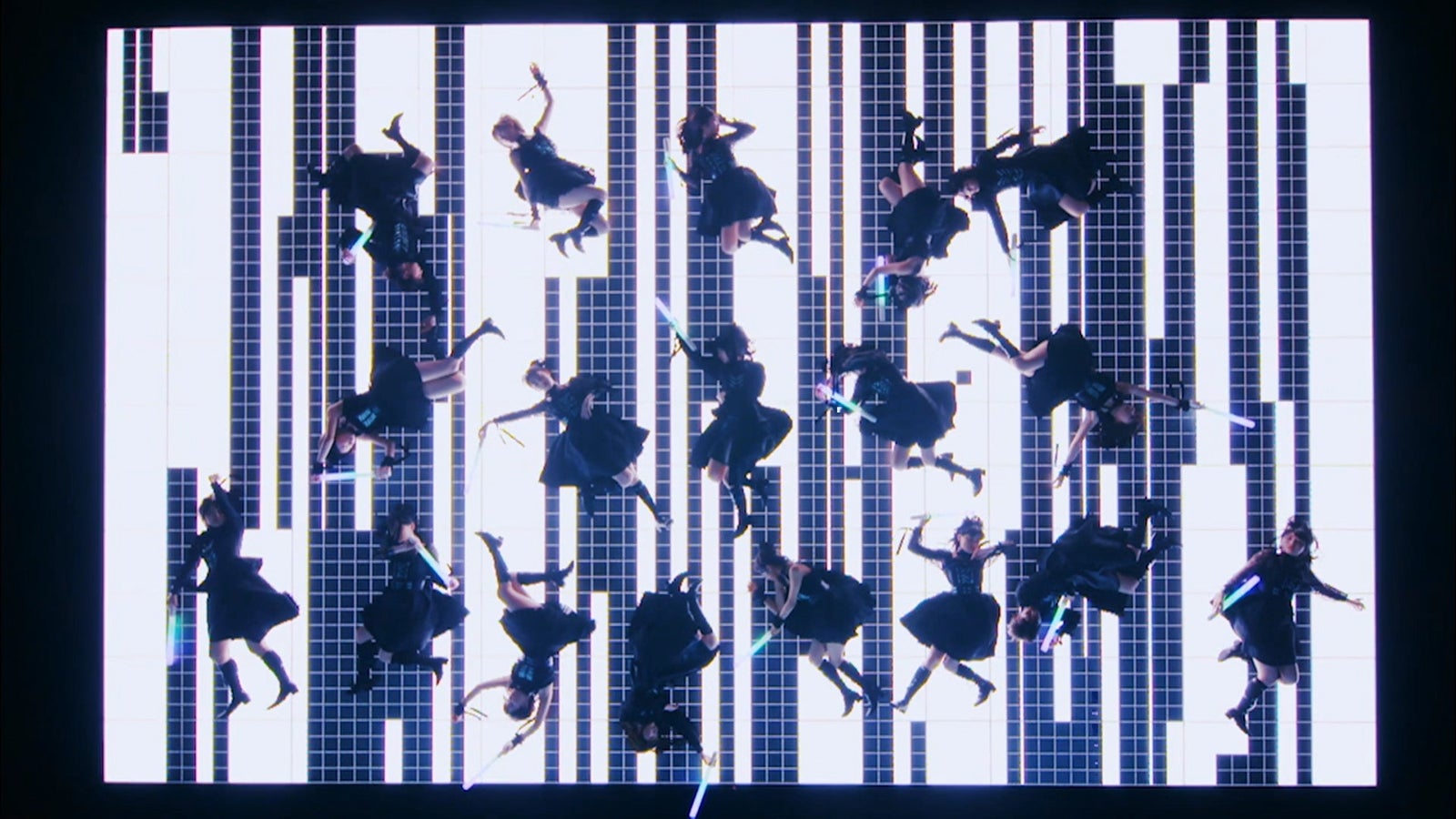 坂道AKB「国境のない時代」MVより（C）AKS／キングレコード