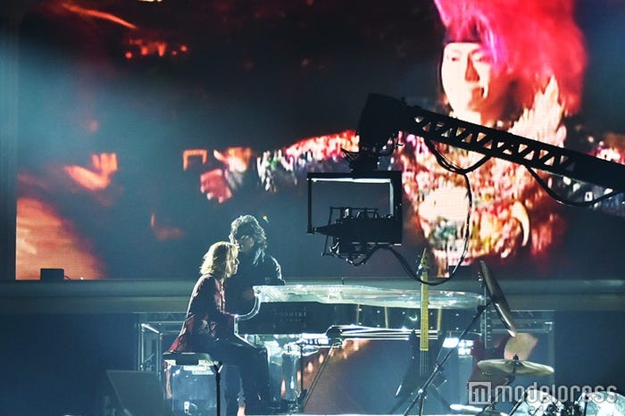 過去の映像とともにパフォーマンスを披露したX JAPAN(C)モデルプレス