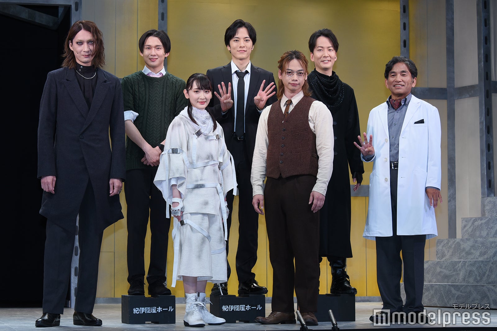 （前列左から）村田充、生駒里奈、池田純矢、阿南健治（後列左から）田村心、松島庄汰、新子景視（C）モデルプレス